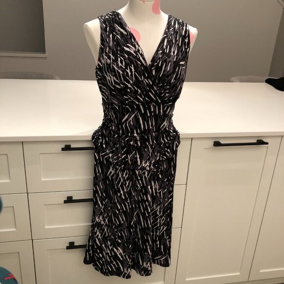 Nine West V Neck Sleeveless Midi Dress with Side Ruching Black White Gray Sz 8 - Picture 14 of 14